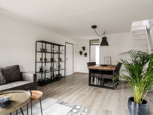 Barbarahof 20a, Born