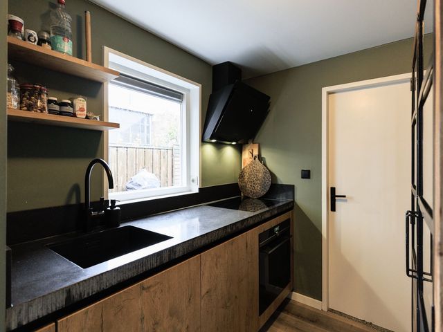 Altenastraat 8, Hoek