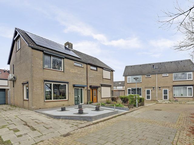 Montessoristraat 6, Kruiningen