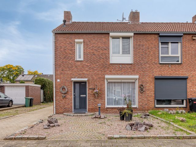 Pastoor Martensstraat 12, Vlodrop