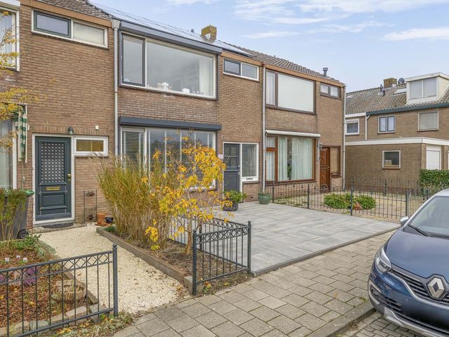 Mr G Groen van Prinstererlaan 11, Zuidland