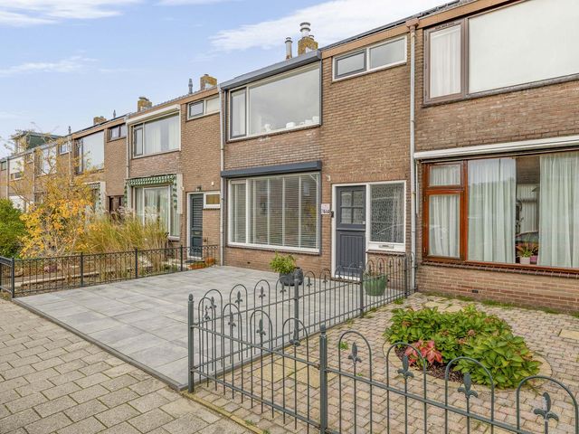 Mr G Groen van Prinstererlaan 11, Zuidland