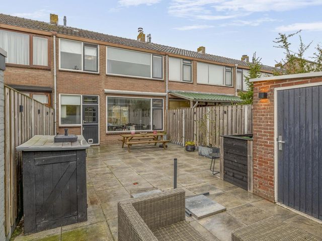 Mr G Groen van Prinstererlaan 11, Zuidland