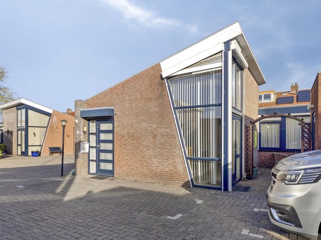 Van Oranje Nassauhof 19, Roosendaal