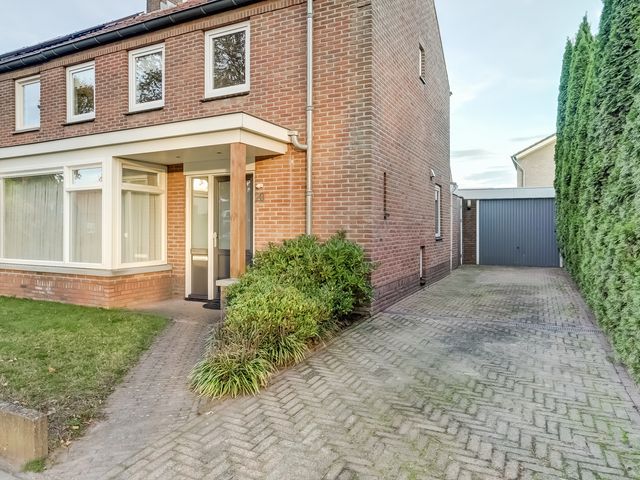 Pater Helmerplein 20, Moergestel