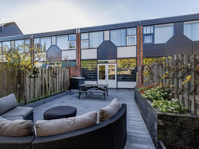 Willem-Alexanderplantsoen 142, Barendrecht