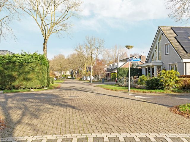 Slingebeekstraat 104, Almere