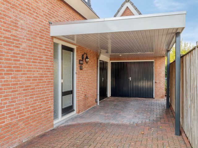 Esdoorn 29, Oost West en Middelbeers