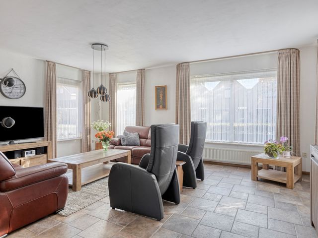 Esdoorn 29, Oost West en Middelbeers