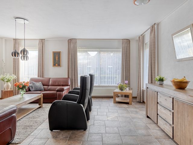 Esdoorn 29, Oost West en Middelbeers