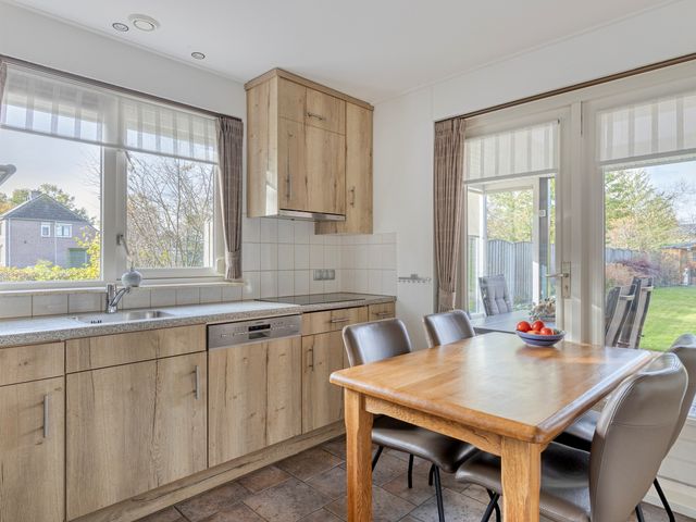 Esdoorn 29, Oost West en Middelbeers