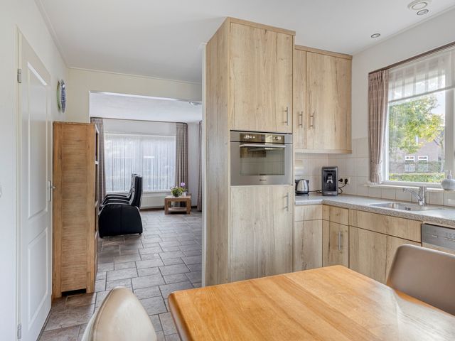 Esdoorn 29, Oost West en Middelbeers