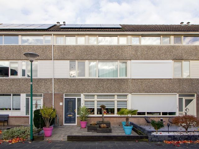 Van Anrooyplein 8, Bunschoten-Spakenburg