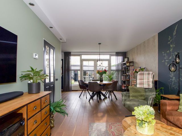 Van Anrooyplein 8, Bunschoten-Spakenburg