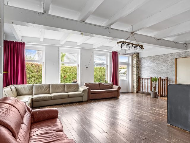 J.P. van der Bildtstraat 2, Vrouwenparochie