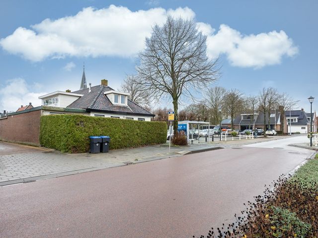 J.P. van der Bildtstraat 2, Vrouwenparochie