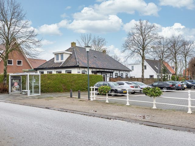 J.P. van der Bildtstraat 2, Vrouwenparochie