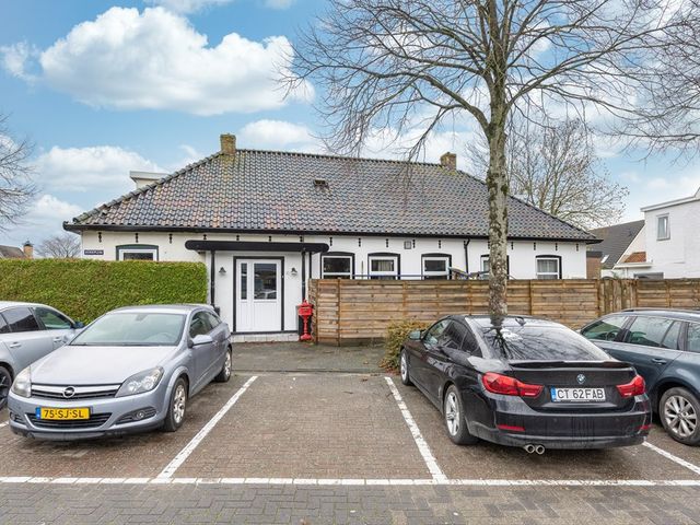 J.P. van der Bildtstraat 2, Vrouwenparochie