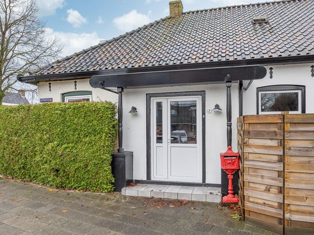 J.P. van der Bildtstraat 2, Vrouwenparochie