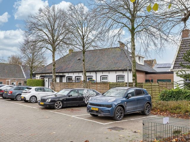 J.P. van der Bildtstraat 2, Vrouwenparochie