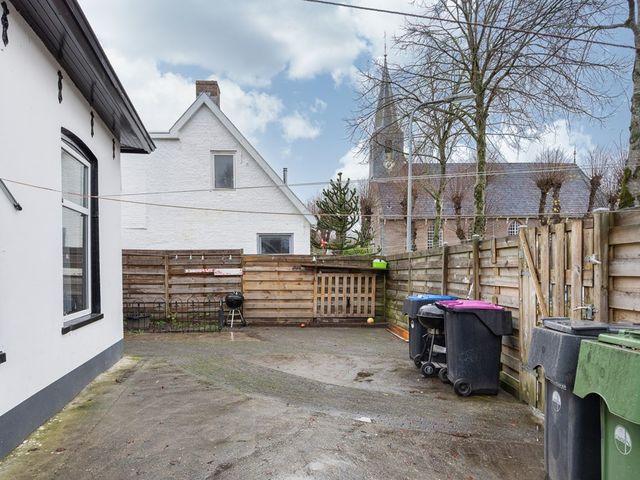 J.P. van der Bildtstraat 2, Vrouwenparochie