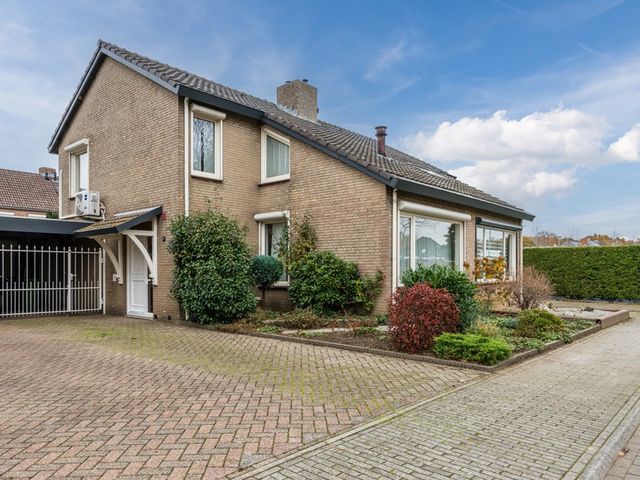 Constantijnlaan 11, Posterholt