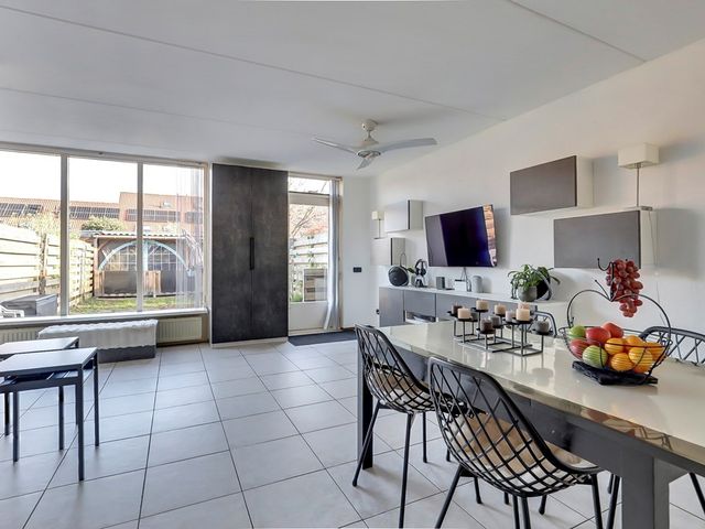 Pauwoog 93, Zeewolde