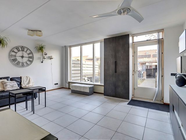 Pauwoog 93, Zeewolde