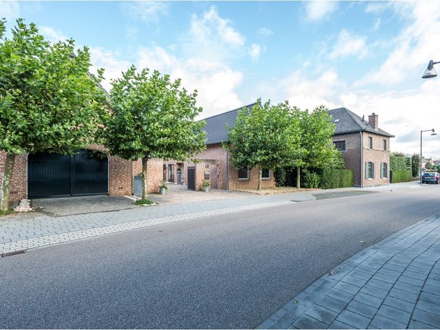 Dorpstraat 28, Buchten