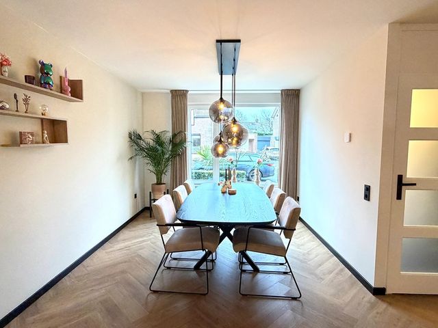 Burgemeester van Deelensingel 86, Velden