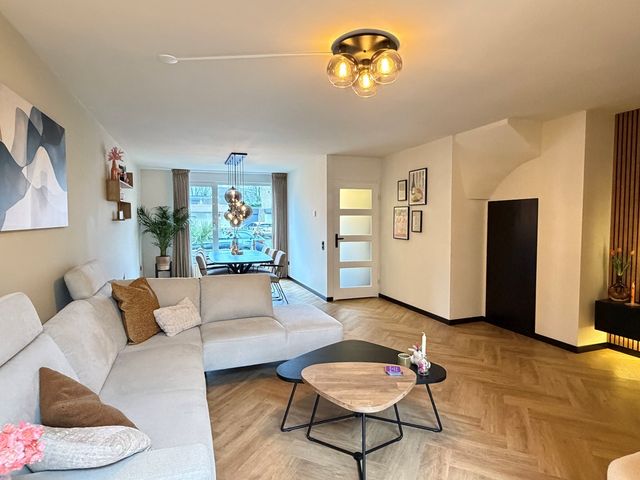 Burgemeester van Deelensingel 86, Velden