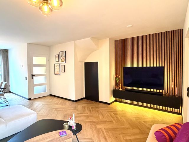 Burgemeester van Deelensingel 86, Velden