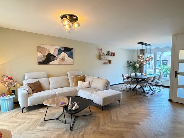 Burgemeester van Deelensingel 86, Velden