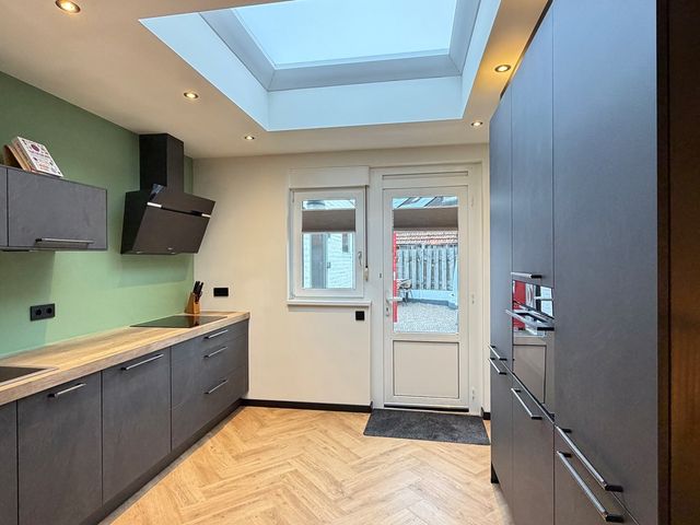 Burgemeester van Deelensingel 86, Velden