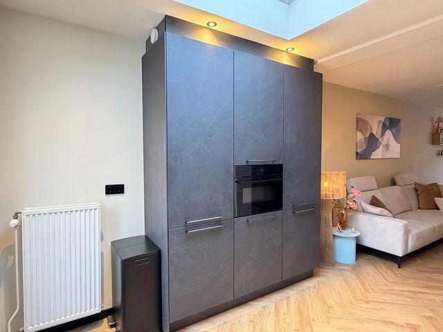 Burgemeester van Deelensingel 86, Velden