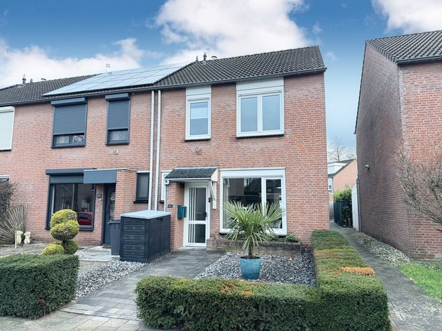 Burgemeester van Deelensingel 86, Velden