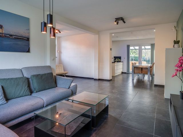 Julianalaan 9, Posterholt