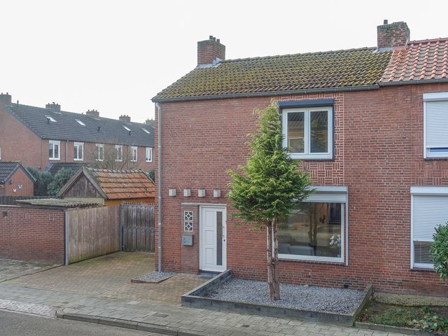 Julianalaan 9, Posterholt