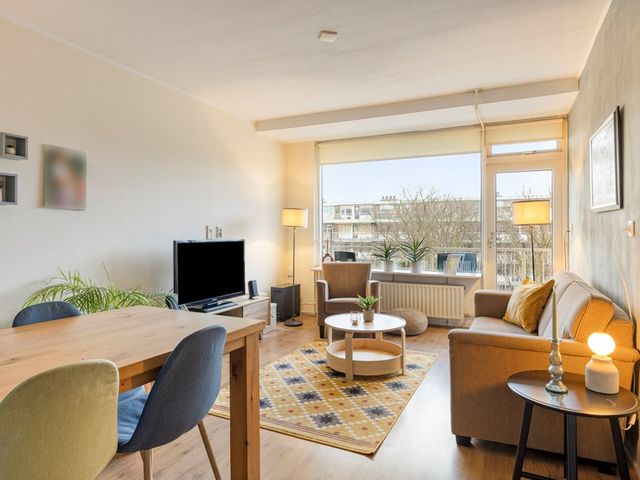 Volendamlaan 1080, Den Haag