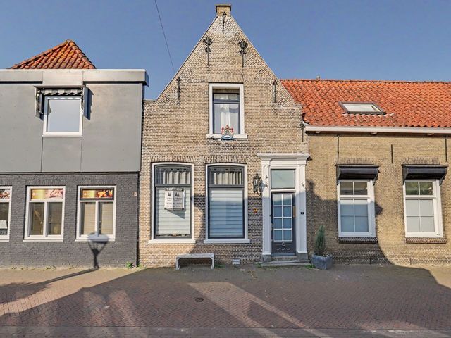 Kerkstraat 3, Strijen