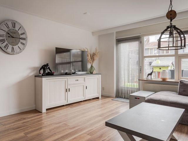 Renoirhof 128, Hoorn