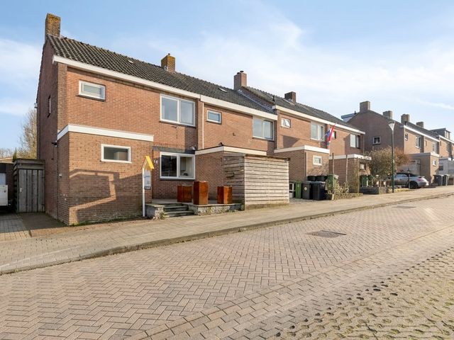 Goudenregenplantsoen 16, Rhenen