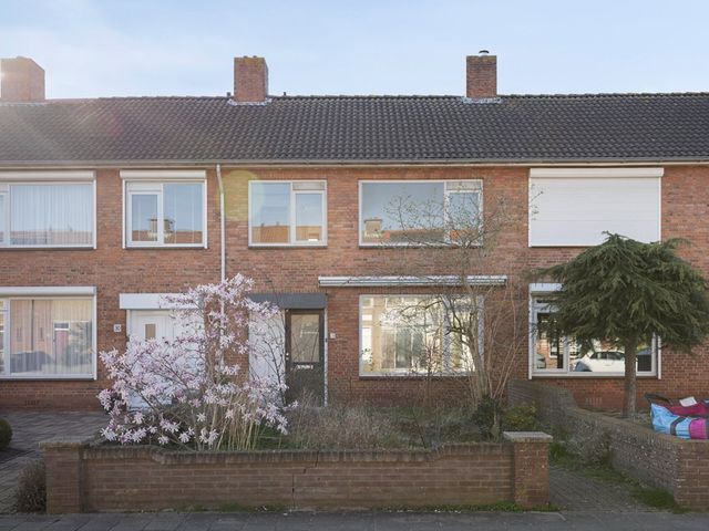 Van Boutershemstraat 28, Steenbergen