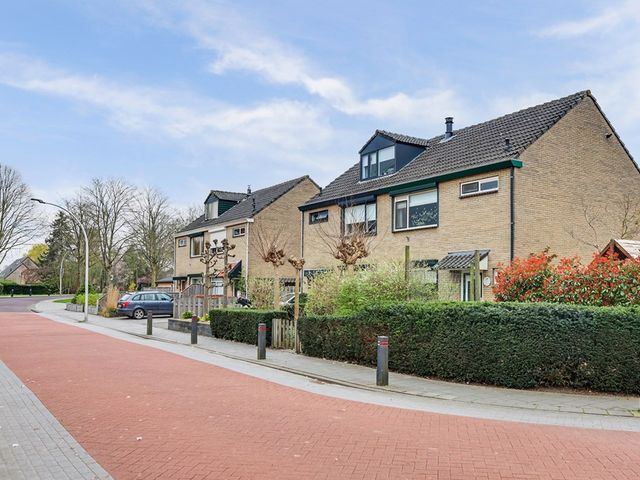 Julianastraat 90, Strijen