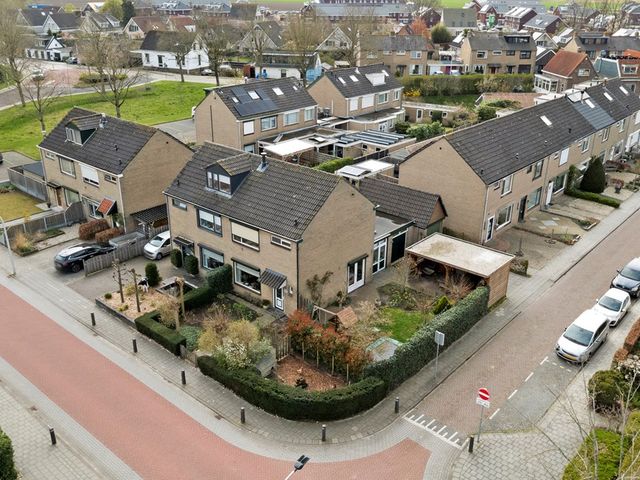 Julianastraat 90, Strijen