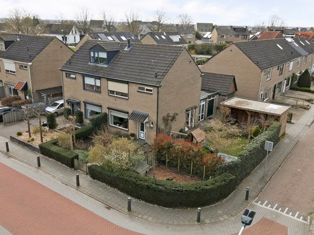 Julianastraat 90, Strijen