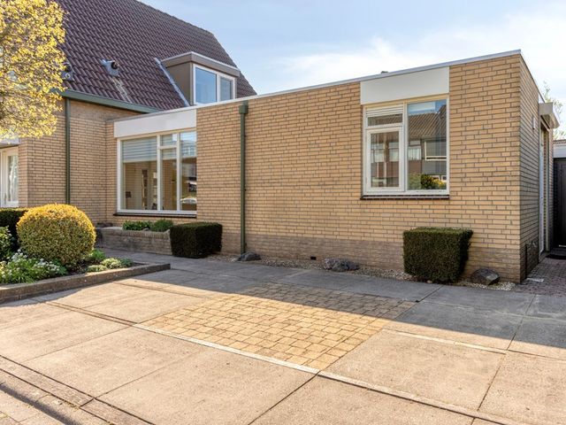 Admiraal de Ruyterlaan 9, Hendrik-Ido-Ambacht