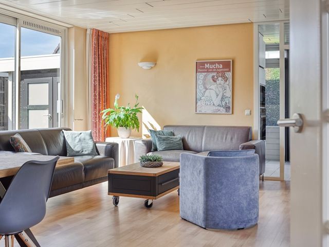 Admiraal de Ruyterlaan 9, Hendrik-Ido-Ambacht