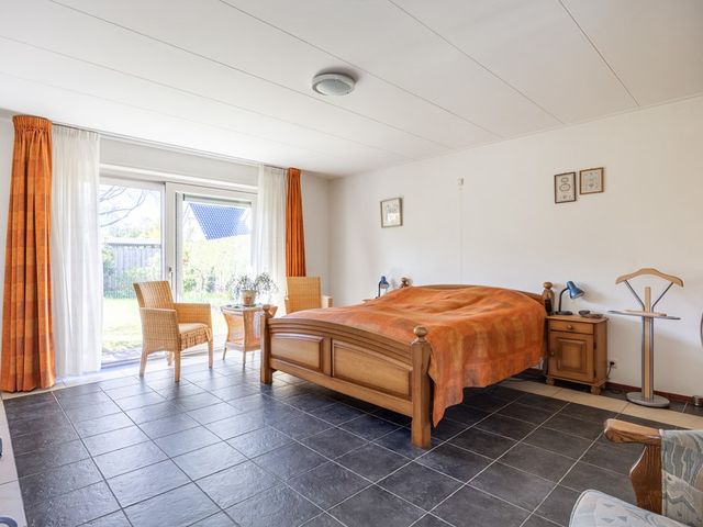Waezenburglaan 74, Leek