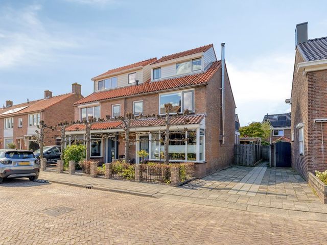 Jacob van Oostzanenstr 10, Heemskerk